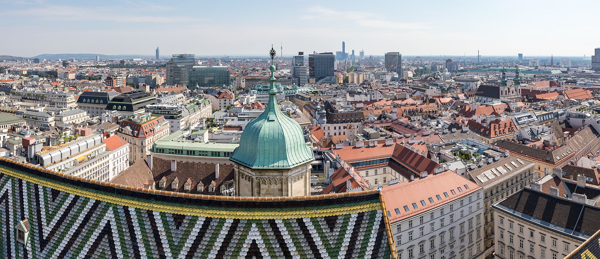 Blick über die Dächer der Wiener Innenstadt vom Südturm des Stephansdoms